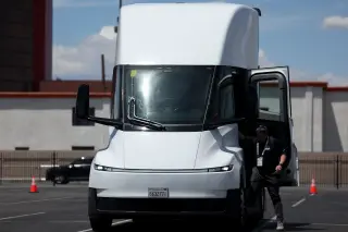 Tesla Semi Launch Highlights 2,500-Unit Order and New Fleet Customers