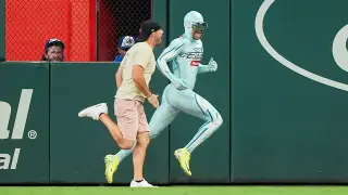 The Freeze outruns a taunting Braves fan in a kiss-back showdown