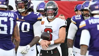 Mayfield's Dislocated Thumb Deepens Buccaneers' Crisis After Loss to Vikings