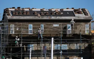 US Housing Stalls: Buyer-Friendly Market Blocked by 7% Rates and Price Rigidity