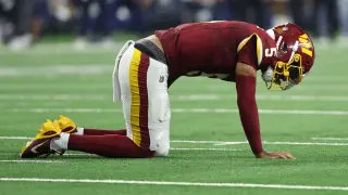 Cowboys hold 17-10 halftime edge as Daniels injures left arm
