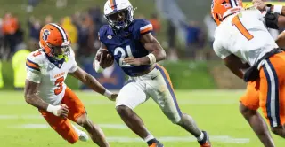 Virginia rallies from 10-point deficit to beat Syracuse 28-25 in rain-soaked ACC clash
