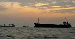 Oil Hits Two-Week Low as Saudi Pipeline Reopens and Iran Diplomacy Gains Traction