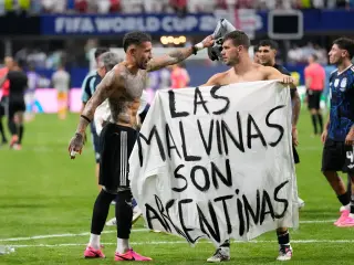 Argentina players display Malvinas banner after World Cup semifinal win over England