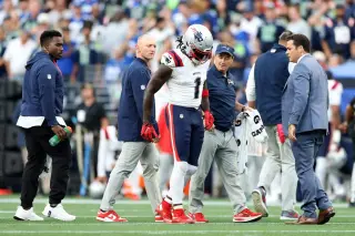 Patriots' A.J. Brown exits season opener with ankle injury vs Seahawks