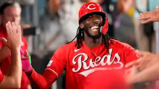 De La Cruz's 105 mph relay nails Hernández at home
