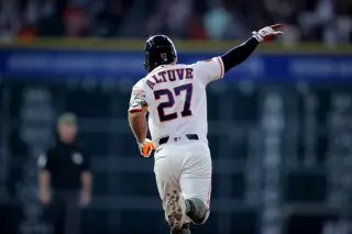 Altuve Lands on IL with Grade 2 Oblique Strain, Astros Shuffle Infield