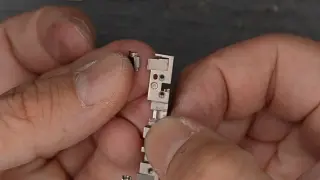 iPhone Duo Screen Cracks Traced to Thin Hinge Component in Teardown Analysis