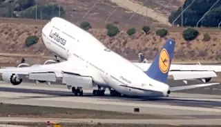 Lufthansa 747 narrowly avoids tail strike during go-around at LAX
