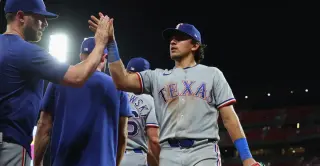 DeGrom’s gem lifts Rangers to 2-1 win, four-game streak continues