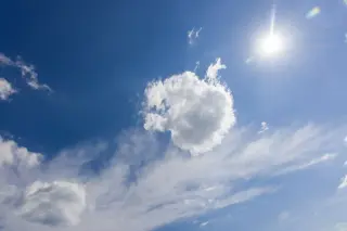 Two clocks in the Sun: neutrinos escape in seconds while photons diffuse for 170,000 years