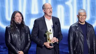 Nirvana Accepts VMA Vanguard Award Without Live Performance