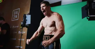 Verhoeven dwarfs Usyk at weigh-in for Egypt boxing showdown