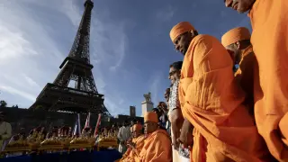 Eiffel Tower strike centers on alleged gender sidelining during Hindu delegation visit