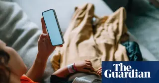 Phubbing by Parents May Fuel Anxiety and Insecure Bonds in Teens, Study Finds