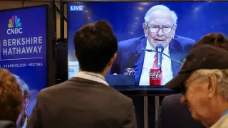 Berkshire Hathaway Hits Record Highs as Investors Rotate from AI to Abel’s Defensive Strategy