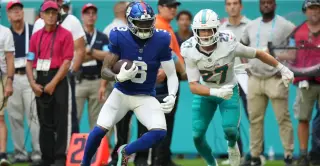 Rainy Preseason Showdown: Giants Shine in PFF-Graded Win Over Dolphins
