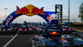 Verstappen Faces 101-Kart Field in 30-Lap Silverstone Showdown