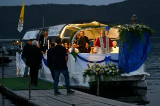 Pope Leads Lake Albano Marian Walk, Prays for Peace and the Wounded