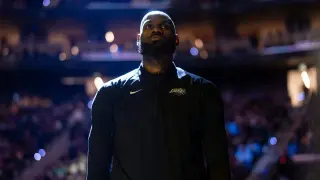 LeBron's slow free agency may hinge on landing Irving or Davis