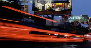 A Living Billboard: Netflix Promotes The Last House on Sunset Strip