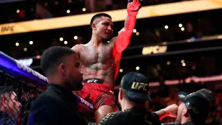 Van edges Pantoja to retain flyweight title after rough camp and shoulder setback