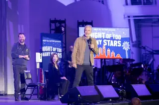 Noah Wyle Auctions Onstage Physical Exam at Netflix Is a Joke Benefit