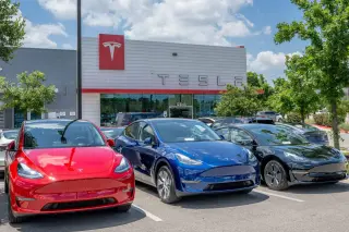 DeSantis Pledges to Legalize Tesla's Flying Roadster, Driving Stock Divergence