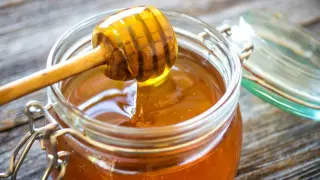 Raw honey touted as a natural wellness booster in a brand-sponsored feature