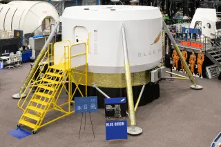 NASA Trains with Blue Moon Cabin for Artemis Crew Missions