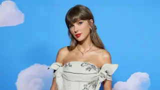 Taylor Swift Delivers Surprise Toy Story 5 Premiere Performance With Randy Newman