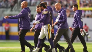 Murray Leaves Vikings' Opener with Concussion as Wentz Leads Comeback over Packers