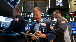 Bond Yields Hit 19-Year High as Oil Surges Past $107 Amid US-Iran Standoff