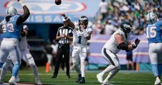 Hurts, Smith shine as Eagles clinch Week 2 win; 10 awards handed out
