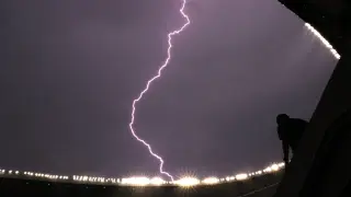 Lightning Delays Mexico–Ecuador World Cup Kickoff in Mexico City