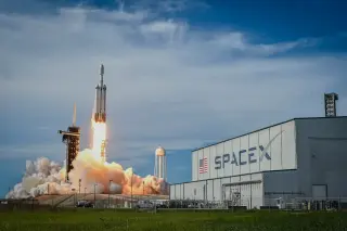 Warren Urges SEC to Hit Pause on SpaceX IPO Amid Valuation and Governance Concerns