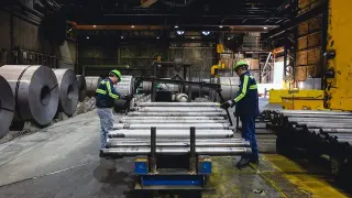 White House Report Claims 72,000 New Manufacturing Jobs, Ignoring Local Closures and Data Center Debates