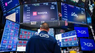 Markets Hold Near Flat Ahead of Mega‑Cap Earnings and Fed Wrap