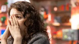 Friend Group Bans Partner Over OCD-Driven Public Humiliation of Member with Dermatitis