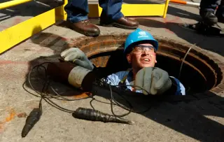 NYC Heatwave Triggers Grid Action: Con Edison Cuts Power to 9,800 Queens Homes, Voltage Reduced Citywide