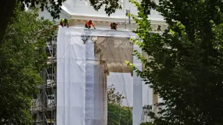 Trump Oversees White House Column Makeover Amid Scaffolding