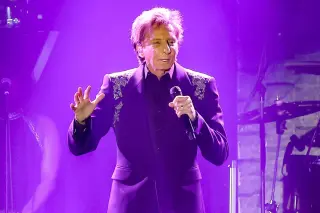 Barry Manilow’s Las Vegas Residency Halts Again After Bronchitis Flare