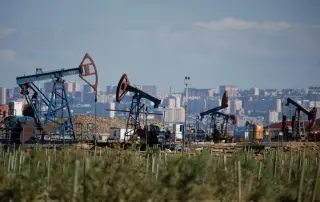 Oil climbs about 1% as US-Iran clashes threaten global supply
