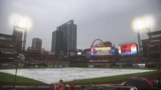 Rain Delays Sunday Reds–Cardinals Clash in St. Louis