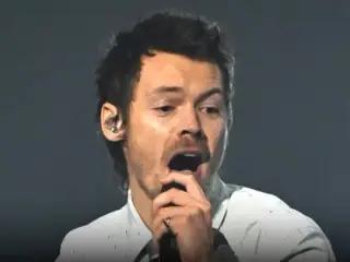 Harry Styles Recovers Quickly After Stage Slip in Mexico City Show