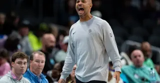 Nets dominate Hornets in preseason opener, highlighting Randle and Sharpe's early chemistry