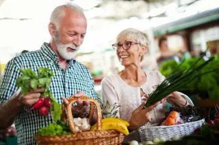 Anti-inflammatory eating tied to lower dementia risk in high-risk seniors, study shows