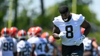 Verse wears No. 8 as Browns ponder official number swap