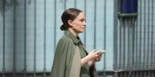 Portman Debuts Vintage Hermès Cape Ahead of Third Child