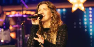 Kelly Clarkson and Brooklyn Shop Clash Over $15,000 Bird Automaton